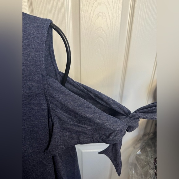 Tie sleeve cold shoulder top - Picture 3 of 4